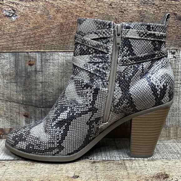JustFab Willa Snake Print Heeled Buckle Booties Ankle Boots White Gray Size 10 - Picture 6 of 12